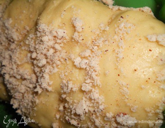 Через 20 мин посыпать сахарно - ореховой пудрой всю поверхность булки и поставить выпекать при температуре 165 градусов около 35 - 40 минут до готовности, до золотистой корочки, проверить готовность зубочисткой.