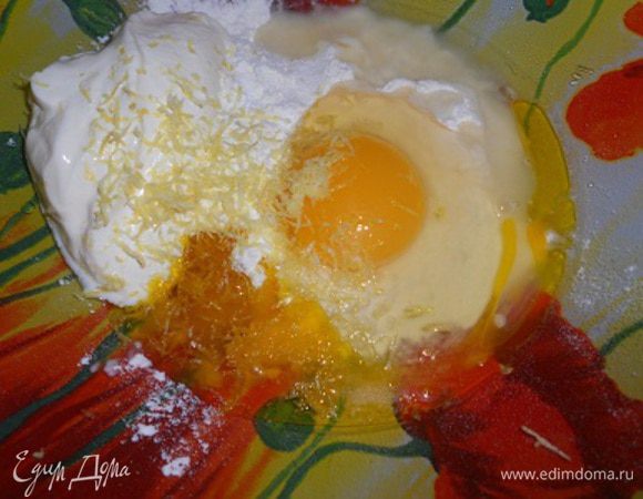 В тарелку вбить яйцо, натереть цедру с лимона и выдавить сок, добавить сахар и масло,добавить сметану и разрыхлитель.