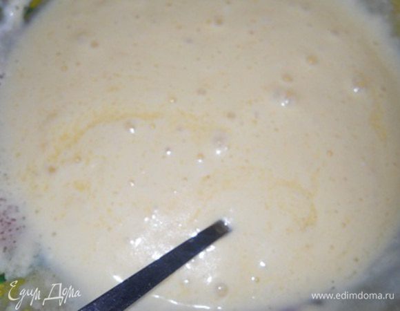 Перемешать, на поверхности появяться пузырьки, всыпать частями муку и замесить мягкое тесто.