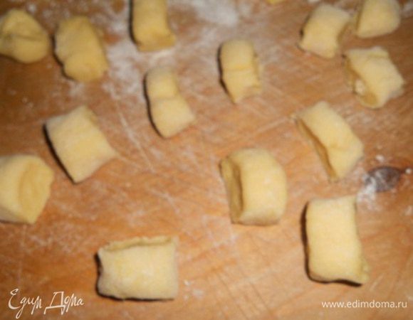 Из теста скатать тонкие кобаски и порезать на маленькие кусочки.