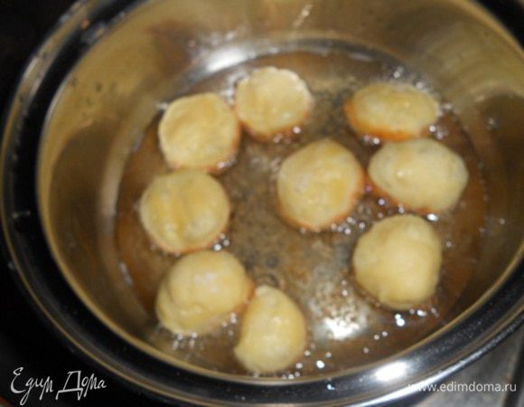 Обжарить в масле с двух сторон. Смолоть корицу, орехи и сахар в пудру и посыпать ею  пончики. Вкусно также кушать пончики со сметанкой.