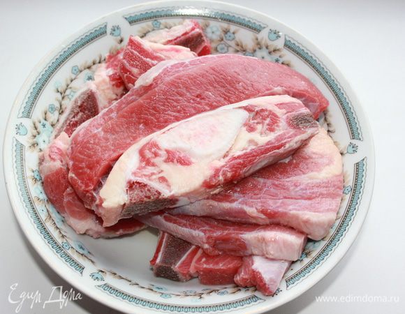 Положить в глубокую кастрюлю грудинку на косточке. Довести до кипения, снять всю пену. Очистить лук, морковь, порезать и положить в кастрюлю вместе с мясом. Варить при минимальном кипении 1,5 часа. 