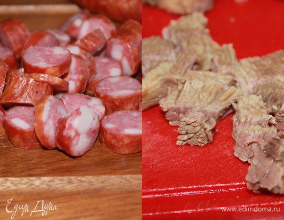 Процедить бульон, снять мясо с косточек, нарезать небольшими кусочками. Охотничьи колбаски нарезать кружками толщиной 1-1,5 см. 