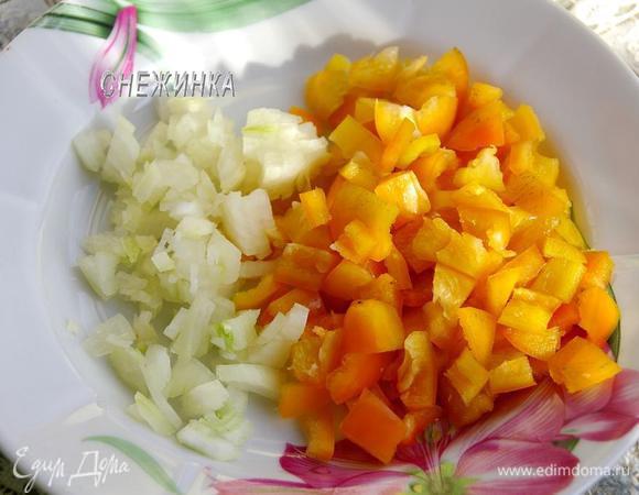 Измельчите луковицу. Перец нарежьте небольшим кубиком.