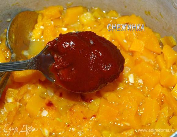 Теперь время добавить томатную пасту.