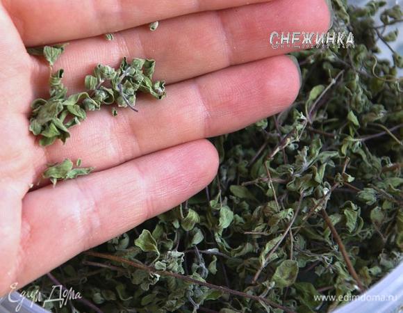 Добавьте молотый черный перец, соль и специи по вкусу. У меня это майоран. Можно также добавить тимьян. Все перемешайте и тушите еще 8–10 минут.