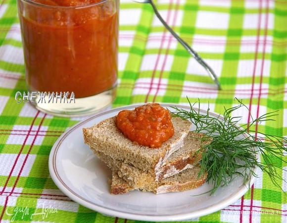 Переложите в банку. Икра готова к употреблению! Если разложить икру по стерильным баночкам и закатать, то хранить ее можно достаточно долго. В холодильнике хранится 2–3 дня.