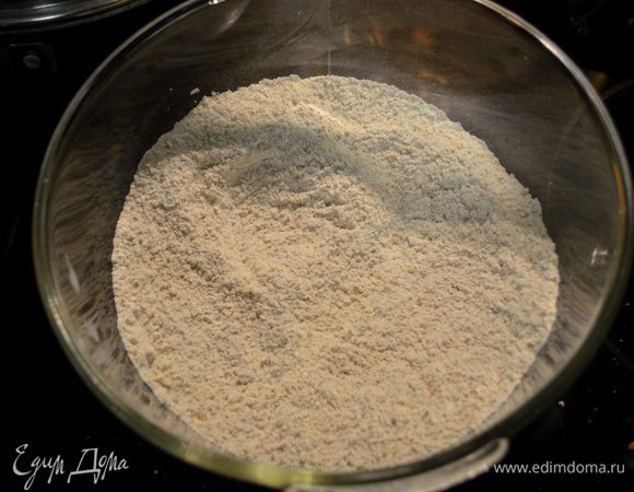 Разогреть духовку до 180 гр. Смазать противни или выложить бумагу для выпечки.
Смешать муку,хлопья, пищев. соду, корицу и соль вместе.