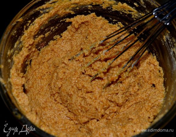 Взбить слив.масло с сахаром и коричневый сахар. До мягкого единого состояния.Добавить тыквенное пюре и яйцо,ванильный экстракт.
Все хорошо перемешать с мукой. Затем добавить орехи и изюм.Перемешать.