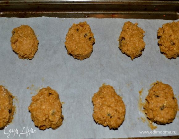 Выкладывать по столовой ложке на противень.Выпекать примерно 14-16 мин.