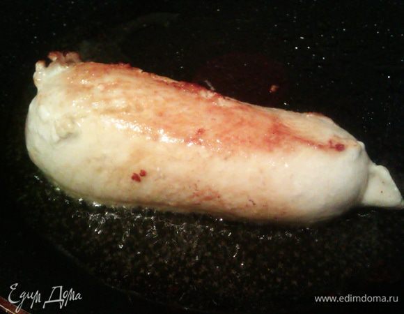 Разогреваем духовку до 200 гр. Филе солим, обжариваем до золотистой корочки.