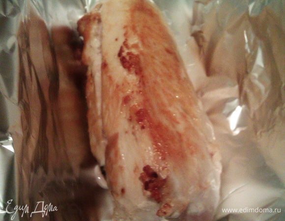 Форму выстилаем фольгой, оставив немного фольги по бокам, чтобы прикрыть мясо при необходимости. Кладем филе в форму.