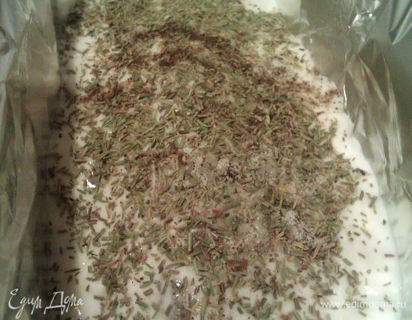 Заливаем сливками или йогуртом, посыпаем розмарином, немного солим. Запекаем филе 30-40 мин., в зависимости от размера. Поглядываем на мясо, если начнет подгорать, прикрываем фольгой. Курочка получается очень ароматная и сочная.