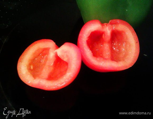 Теперь веселая часть - цукаты )) Помидоры режем пополам, ложкой очищаем от семечек, режем на дольки.
