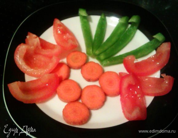 Перец нарезаем полосками шириной около 5 мм, а морковку - кружочками толщиной до 5 мм. 