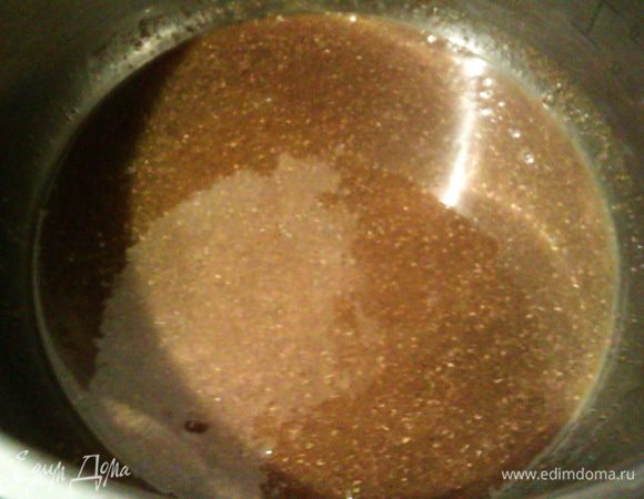 Берем кастрюльку с толстым дном и ставим на низкий огонь (у меня на печке 2 из 6). Подогреваем (или топим) мед, добавляем карри и овощи. Накрываем крышкой и томим около 15 мин., постоянно встряхивая кастрюльку, чтобы все овощи покрылись медовой глазурью. Проверяем морковку, она должна стать мягкой. Выуживаем овощи шумовкой из карамели.