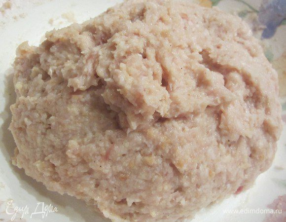 Перекрутить рыбу на мясорубке, добавить к рыбной массе замоченный в молоке хлеб, все тщательно перемешать.Посолить, поперчить.