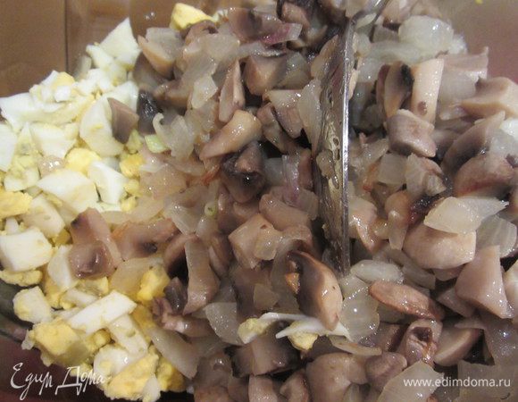 Для фарша грибы сварить, мелко нарезать и пассеровать с луком 10 минут. Охладить и добавить рубленые яйца, соль, перец, посолить,поперчить.