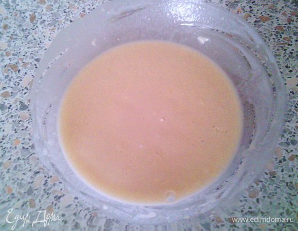 Для опары смешать дрожжи, 1 ч.л. сахара, 1 ст.л. муки и теплую воду. Поставить в тёплое место на 45 минут.