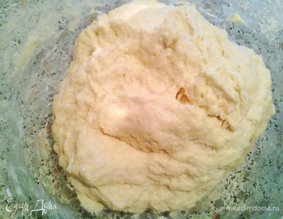 Смешать и вымесить опару со сметаной и половиной оставшейся мукой. Оставить бродить на 40 минут.