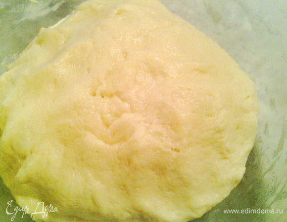 Добавить оставшиеся продукты: соль, сахар масло и муку.  Вымесить однородное мягкое тесто. Оставить подходить на 1,5 часа.