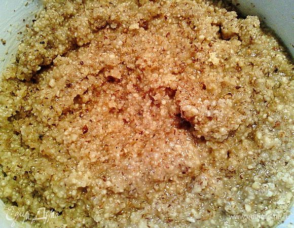 Сделать начинку: воду с сахаром и мёдом довести до кипения. Добавить измельченные в блендере орехи и 1 ст.л. рома или коньяка.