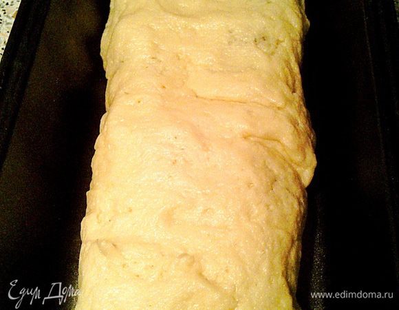 Выложить рулет в форму или на противень и оставить на расстойку на 1 час, накрыв плёнкой. 