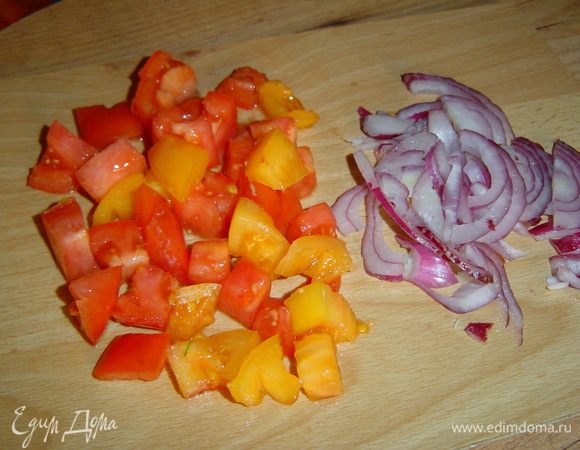 Помидоры нарезаем кусочками ,лук полукольцами, перемешиваем,