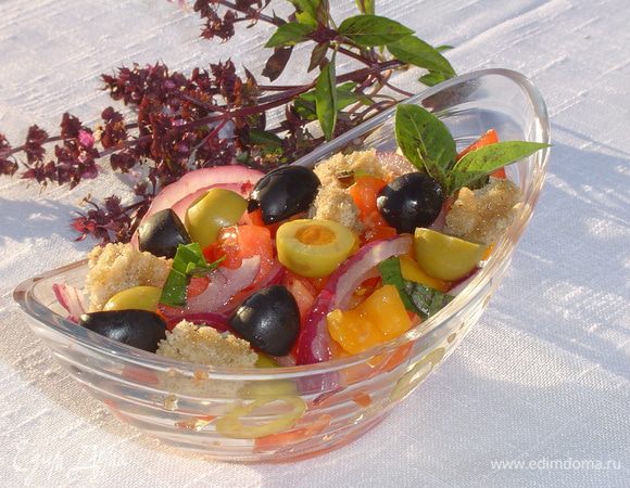 добавляем хлеб, оливки, маслины, измельченную зелень, базилик,солим,перчим и заправляем оливковым маслом, еще раз перемешиваем,