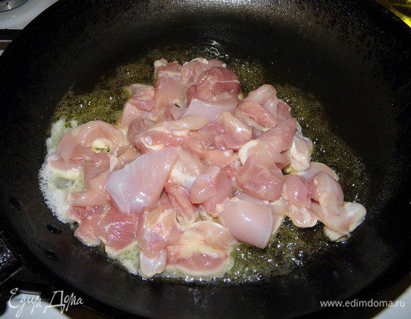 На горячей сковороде растапливаем сливочное масло в оливковом и отправляем туда курицу . Обжариваем минут 5.
