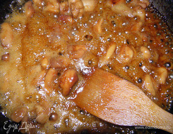 Затем добавляем соус и мед, мешаем  и жарим до готовности...
Не солим!!!