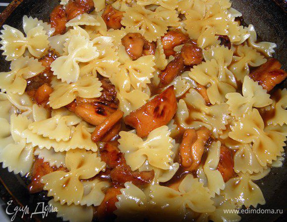 Отвариваем фарфалле аль-денте в подлсоленное воде и добавляем в сковороду к мясу. В сковороду также добавляем 50мл. воды в которой варились фарфалле...И готовим еще минуты три помешивая...
Готово!Приятного аппетита! Муж был в востороге, сказал, что получилась замечательная пища для мозгов) 