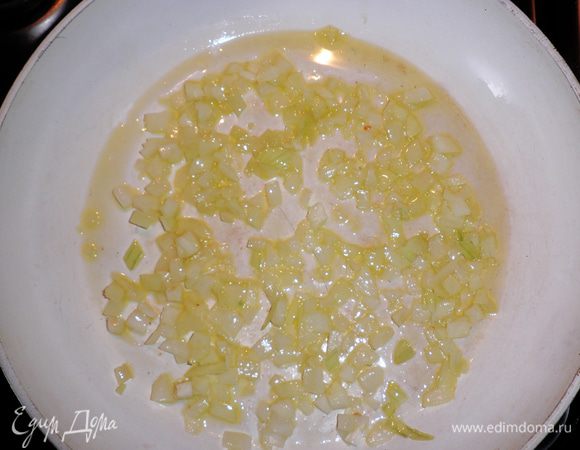 Лук мелко порезать и слегка обжарить на оливковом масле.