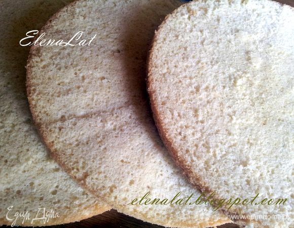 Итак выпекаем бисквит: Для этого смешать се ингредиенты и хорошо взбить. Выпечь и остудить на решетке. Разрезать на 4 коржа. Более подробно про такой бисквит здесь http://www.edimdoma.ru/retsepty/38569-biskvit-na-kipyatke-belyy