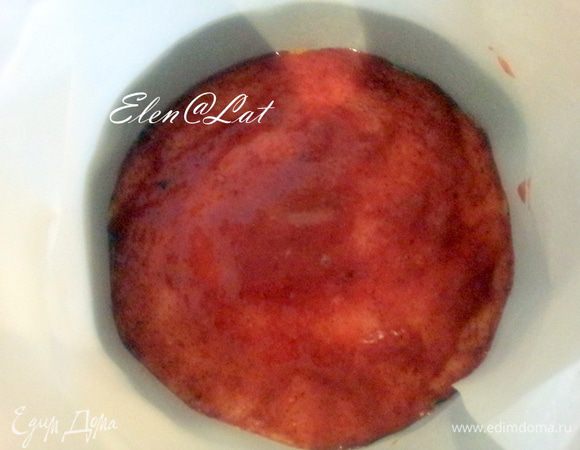 Теперь мусс: Клубнику измельчить в блендаре до состояния пюре и смешать с сахаром, до полного его растворения. Желатин предварительно замочить в воде, он должен набухнуть, затем его прогреть. но не кипятить. Смешать желатин с протертой клубникой.