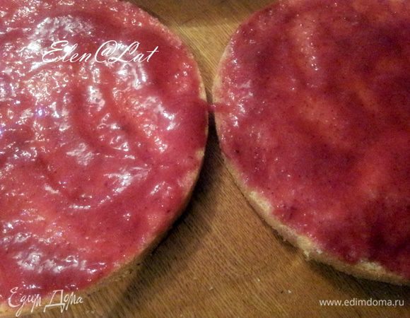 Муссом покрыть три коржа.