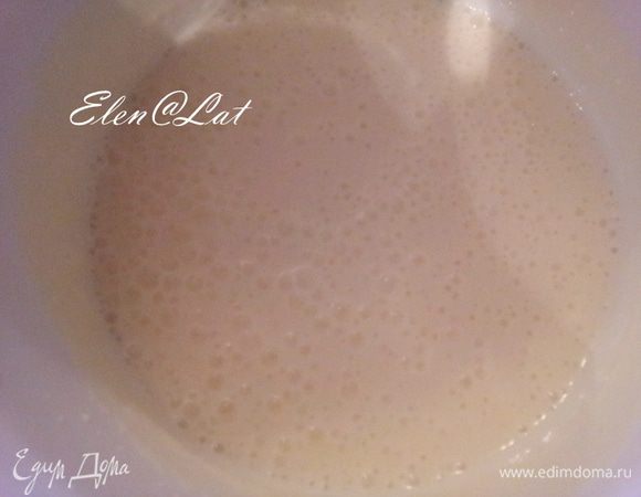 Крем-суфле: Желатин залить водой и дать набухнуть и прогреть до полного его растворения, не кипятить. Творог протереть через сито и смешать со сметаной и взбить с сахаром, добавить желатин.