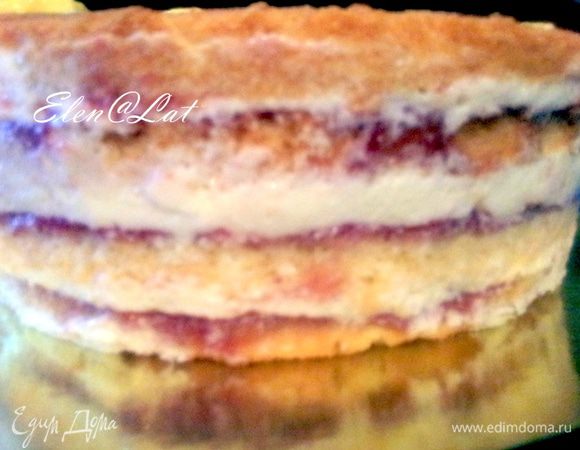 Теперь собираем торт. Для этого в форму кладем корж покрытый муссом, на него выкладывает 1/3 часть суфле, затем повторить, опять корж с муссом, суфле, корж, суфле и снова корж, который без мусса. Торт отправить  в холодильник, охлаждаться на 3-4 часа.