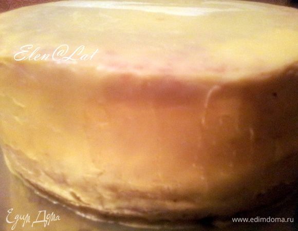 После охлаждения, достать торт из формы и покрыть кремом под мастику. У меня белый шоколад+сливочное масло. Торт поставить в холодильник на 1 час.