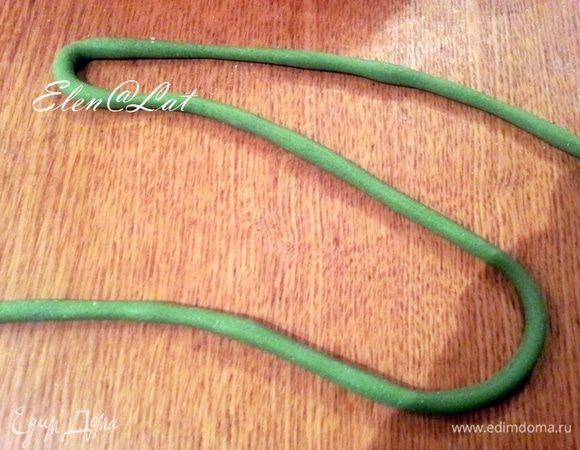 Теперь украшаем торт пчелками, цветочками и завитками из жгутиков.
Для жгутиков: Скатать жгуты из зеленой мастики