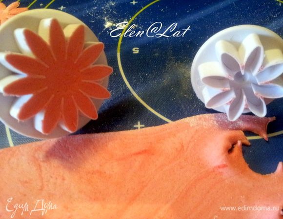 Затем слепить цветочки, какие Вам больше нравятся. У меня фантазийные цветочки.Я их вырезала разного размера и друг с другом склеила, серединку сделала с помощью сахарной бусинки.