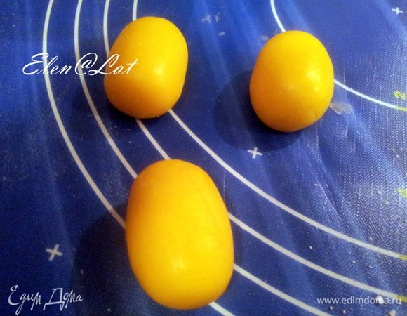 Самое интересно пчелки:

Для этого слепить шарики разного размера., затем придать им форму овала. У меня три большие пчелки и много, много маленьких.
