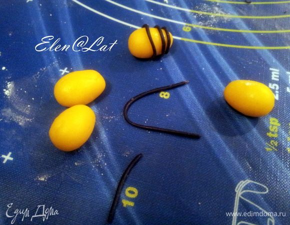 А с помощью тоненьких жгутиков маленьких будущих пчелок.