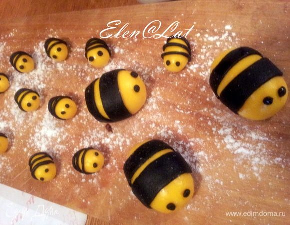 Оживим наших пчелок. Сделаем из черной мастики глазки. Вот они уже и ожили)))
