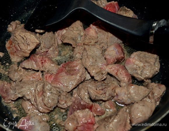 Смазать слоукукер маслом или спреем.
На сковороде разогреть раст.масло.Затем говядину, посолить и поперчить. Обжаривать переворачивая примерно 10 мин.