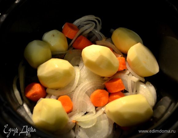 Мясо сложить в слоукукер, затем лук, картофель и морковь.