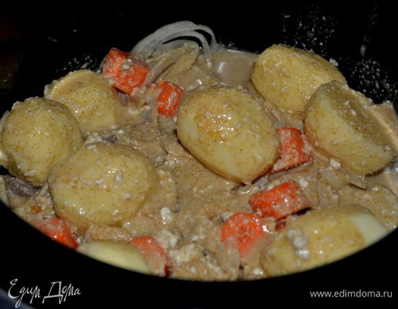 В отдельной миске смешать кокосовое молоко, карри,соевый соус,имбирь,чеснок, кайенский перец. Вылить поверх овощей.Закрыть крышкой и поставить на режим LOW 8 часов или HI 6 часов.