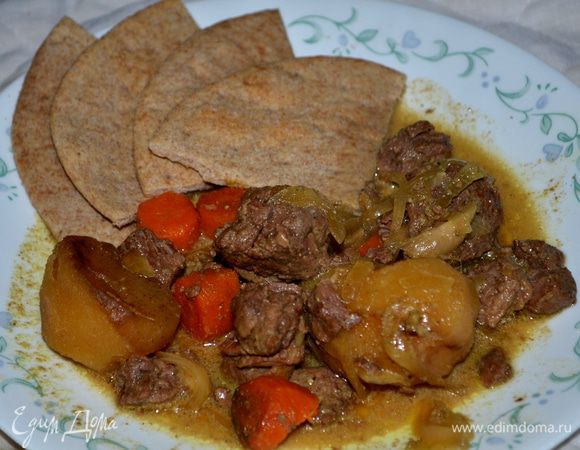 Готовое мясо подаем с лепешками,петрушкой и лаймом,йогуртом по желанию.
Приятного аппетита.