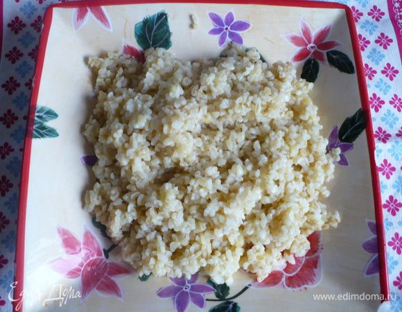 Булгур приготовила, как было указано на упаковке. А именно, растопила сливочное масло в сотейнике, положила туда крупу и хорошо перемешала, чтобы масло покрыло крупу. Минутку подержала так. Затем влила 200 мл воды, закрыла крышкой и готовила на умеренном огне 10-15 минут.  