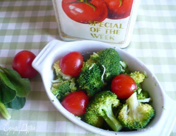 порционную формочку для запекания смазала сливочным маслом, выложила брокколи.  